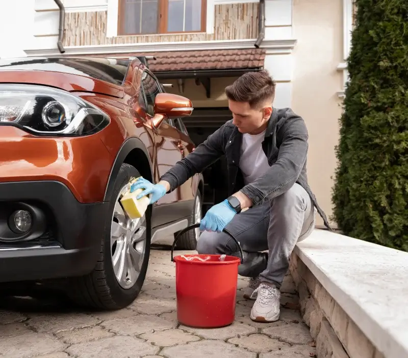 Lavage auto à domicile Bourneau : professionnel intervenant sur un véhicule